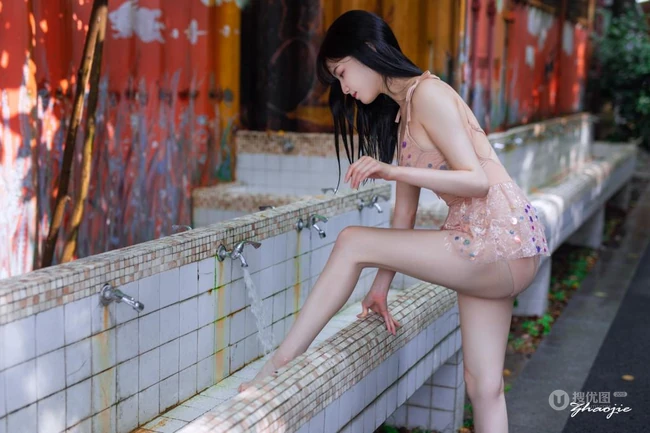 超可爱又气质的甜美浅粉少女Zero粉色泳装户外动人笑容写真图集