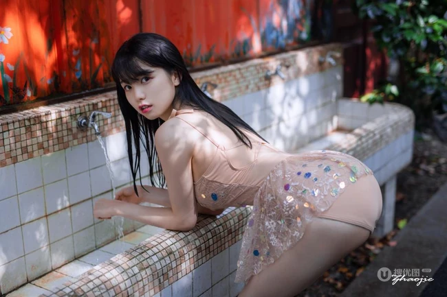 超可爱又气质的甜美浅粉少女Zero粉色泳装户外动人笑容写真图集