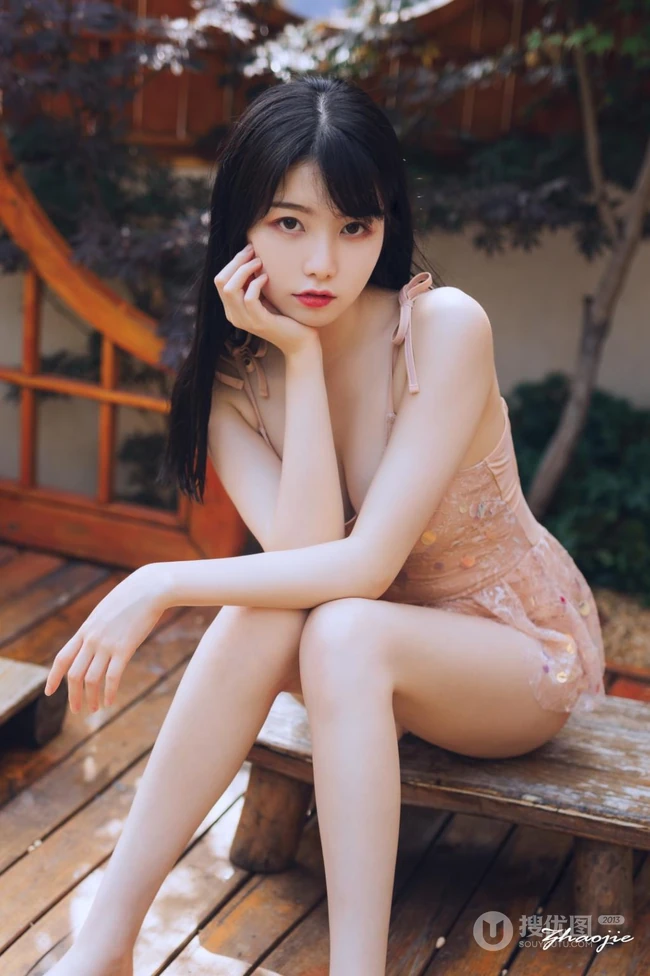 超可爱又气质的甜美浅粉少女Zero粉色泳装户外动人笑容写真图集