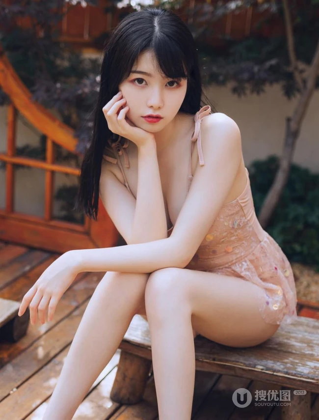 超可爱又气质的甜美浅粉少女Zero粉色泳装户外动人笑容写真图集