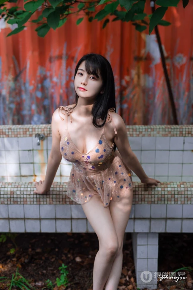 超可爱又气质的甜美浅粉少女Zero粉色泳装户外动人笑容写真图集