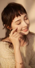 彭小苒不规则灵魂刘海造型搭配白色毛衣温柔写真美照