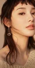 彭小苒不规则灵魂刘海造型搭配白色毛衣温柔写真美照