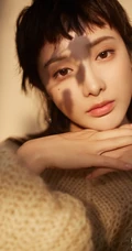 彭小苒不规则灵魂刘海造型搭配白色毛衣温柔写真美照