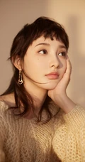 彭小苒不规则灵魂刘海造型搭配白色毛衣温柔写真美照