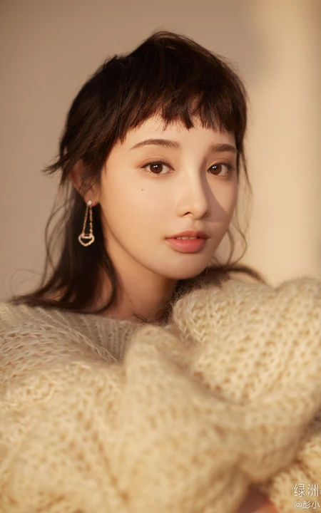 彭小苒不规则灵魂刘海造型搭配白色毛衣温柔写真美照