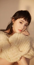 彭小苒不规则灵魂刘海造型搭配白色毛衣温柔写真美照