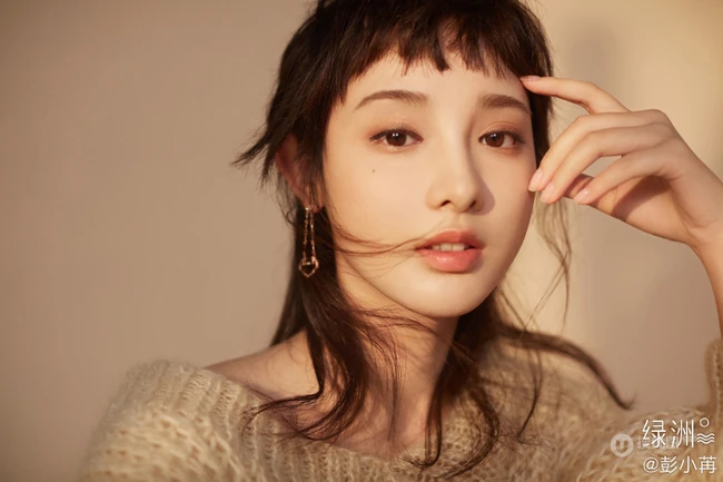 彭小苒不规则灵魂刘海造型搭配白色毛衣温柔写真美照