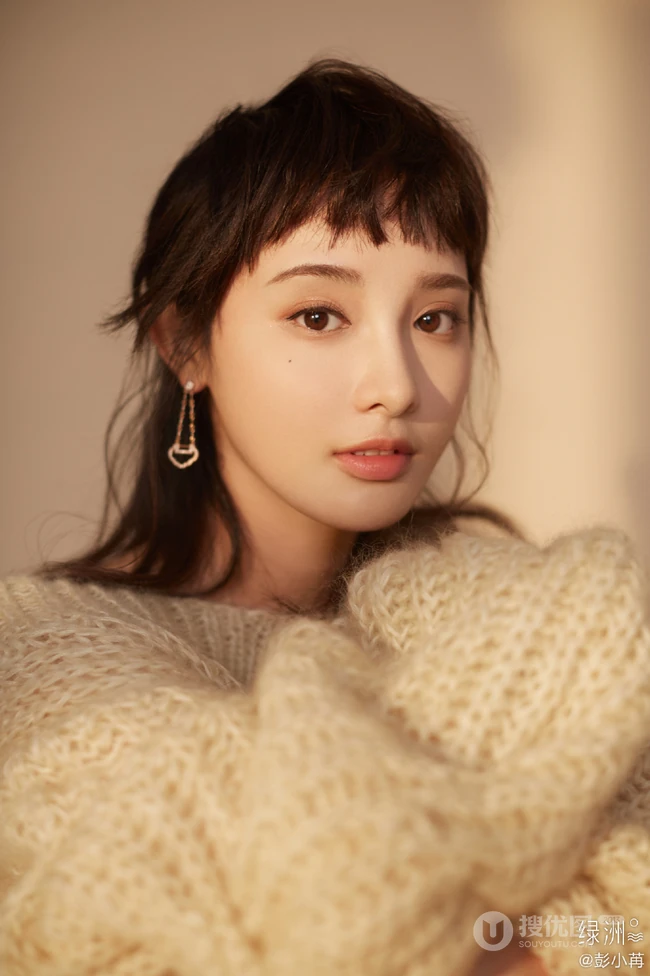 彭小苒不规则灵魂刘海造型搭配白色毛衣温柔写真美照