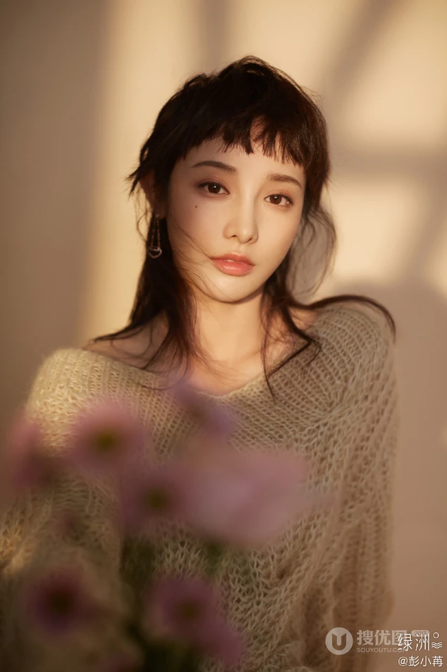 彭小苒不规则灵魂刘海造型搭配白色毛衣温柔写真美照