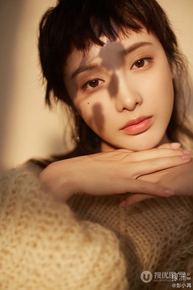 彭小苒不规则灵魂刘海造型搭配白色毛衣温柔写真美照