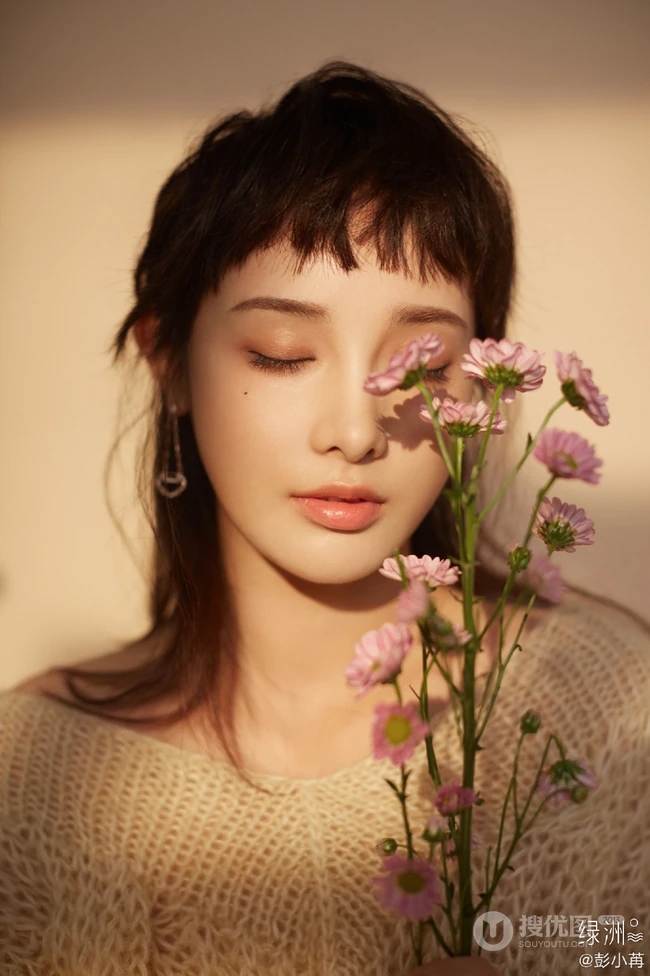 彭小苒不规则灵魂刘海造型搭配白色毛衣温柔写真美照