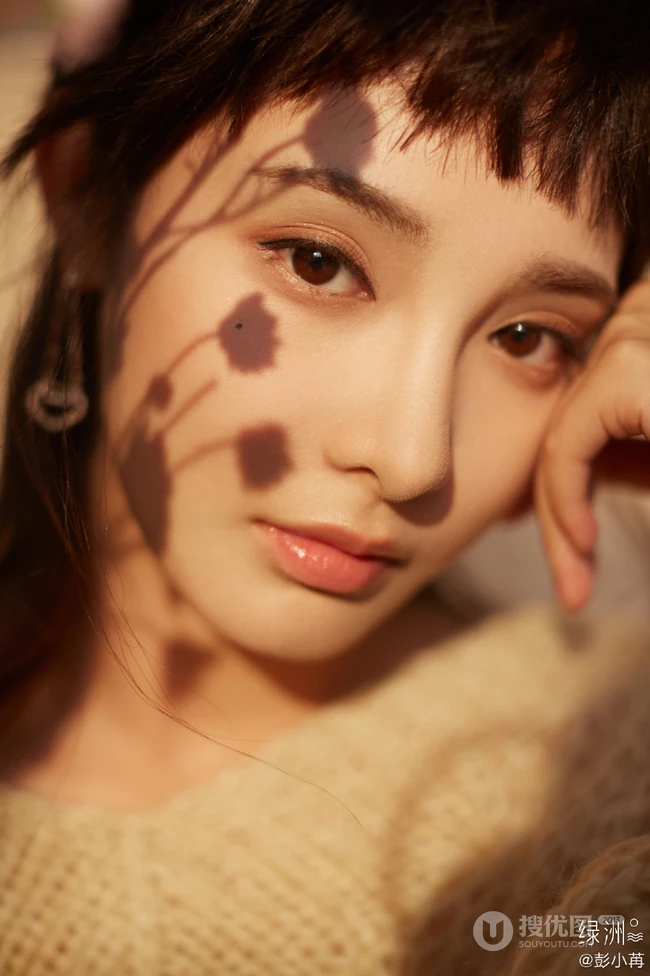 彭小苒不规则灵魂刘海造型搭配白色毛衣温柔写真美照