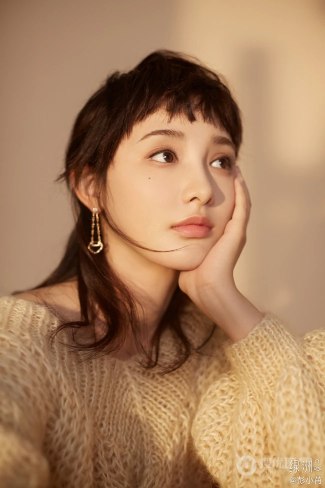 彭小苒不规则灵魂刘海造型搭配白色毛衣温柔写真美照