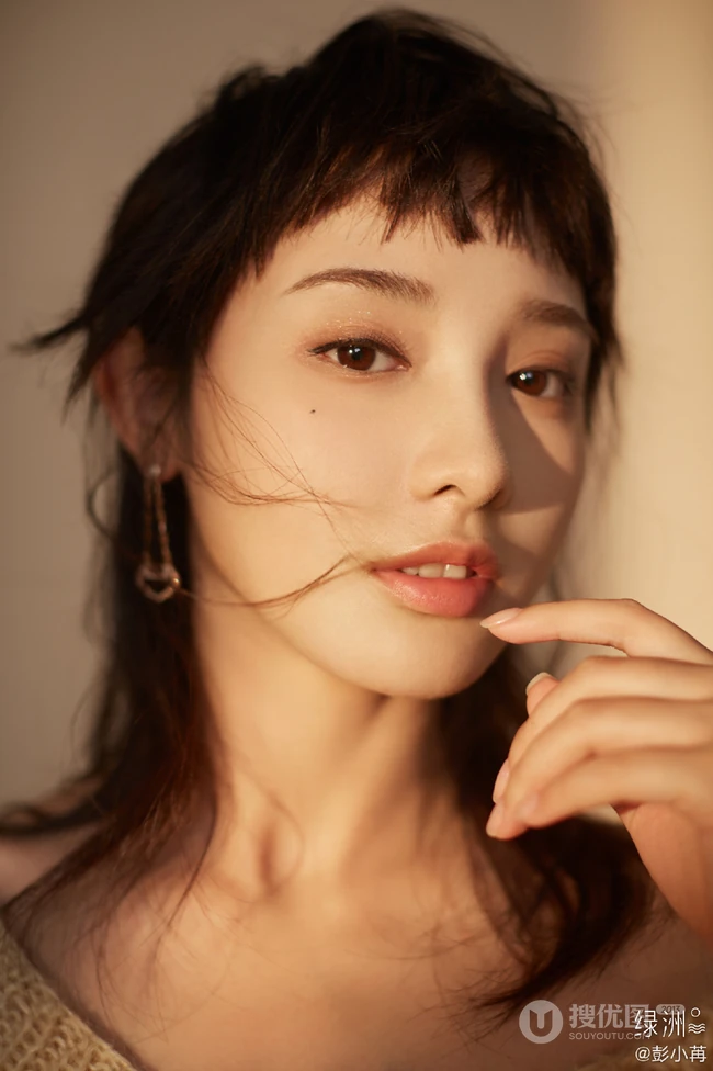 彭小苒不规则灵魂刘海造型搭配白色毛衣温柔写真美照