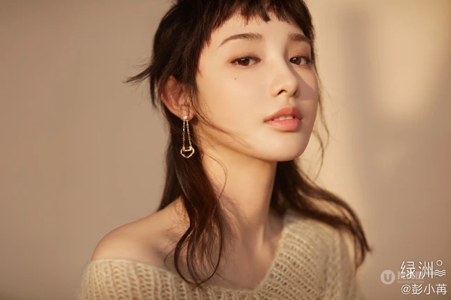 彭小苒不规则灵魂刘海造型搭配白色毛衣温柔写真美照