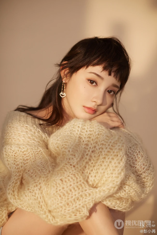 彭小苒不规则灵魂刘海造型搭配白色毛衣温柔写真美照
