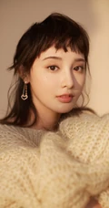 彭小苒不规则灵魂刘海造型搭配白色毛衣温柔写真美照