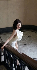 毛晓彤气质时尚肩带白裙礼服大秀匀称身形美背写真图片