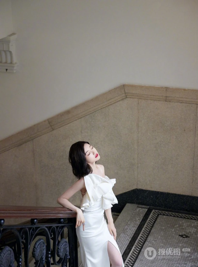 毛晓彤气质时尚肩带白裙礼服大秀匀称身形美背写真图片