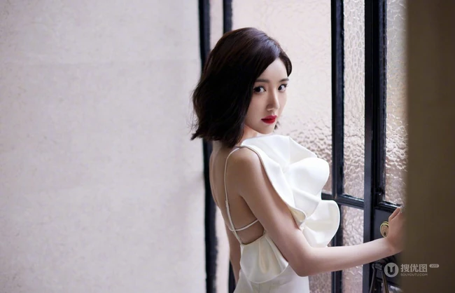 毛晓彤气质时尚肩带白裙礼服大秀匀称身形美背写真图片