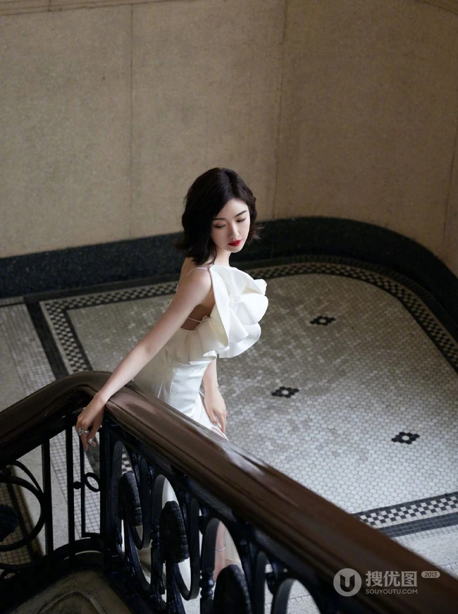 毛晓彤气质时尚肩带白裙礼服大秀匀称身形美背写真图片