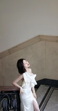毛晓彤气质时尚肩带白裙礼服大秀匀称身形美背写真图片
