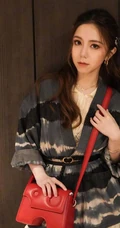 邓紫棋休闲夹克搭配蕾丝白裙可爱文静居家写真照