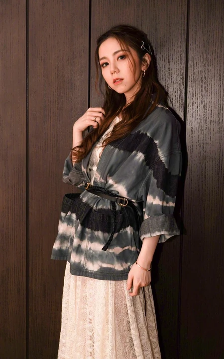 邓紫棋休闲夹克搭配蕾丝白裙可爱文静居家写真照