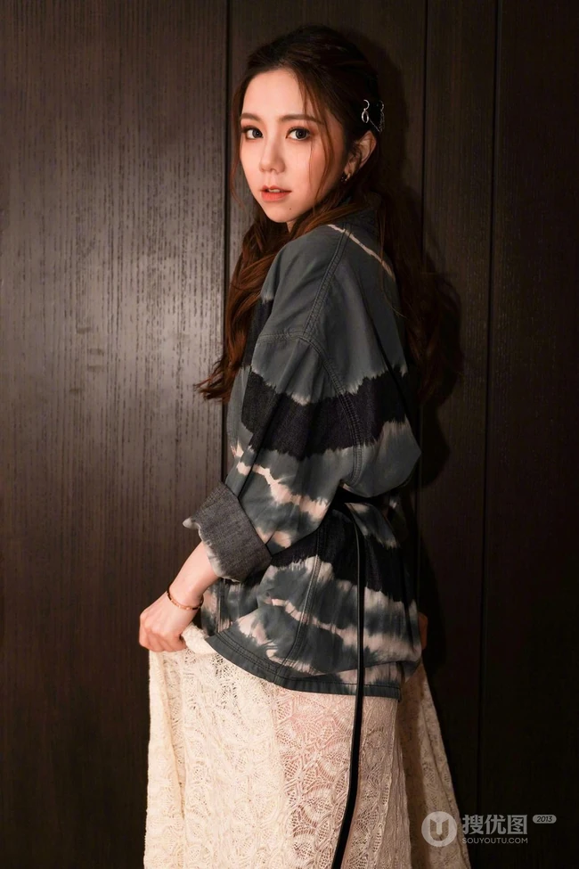 邓紫棋休闲夹克搭配蕾丝白裙可爱文静居家写真照