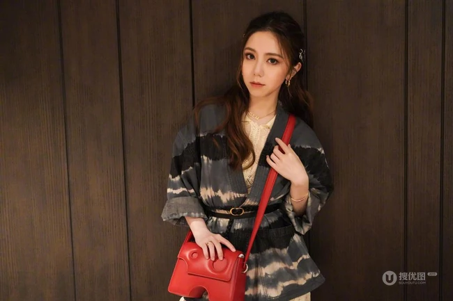 邓紫棋休闲夹克搭配蕾丝白裙可爱文静居家写真照