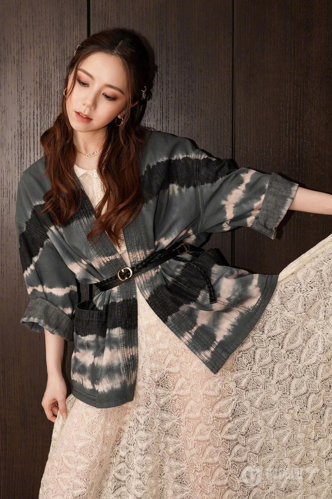 邓紫棋休闲夹克搭配蕾丝白裙可爱文静居家写真照
