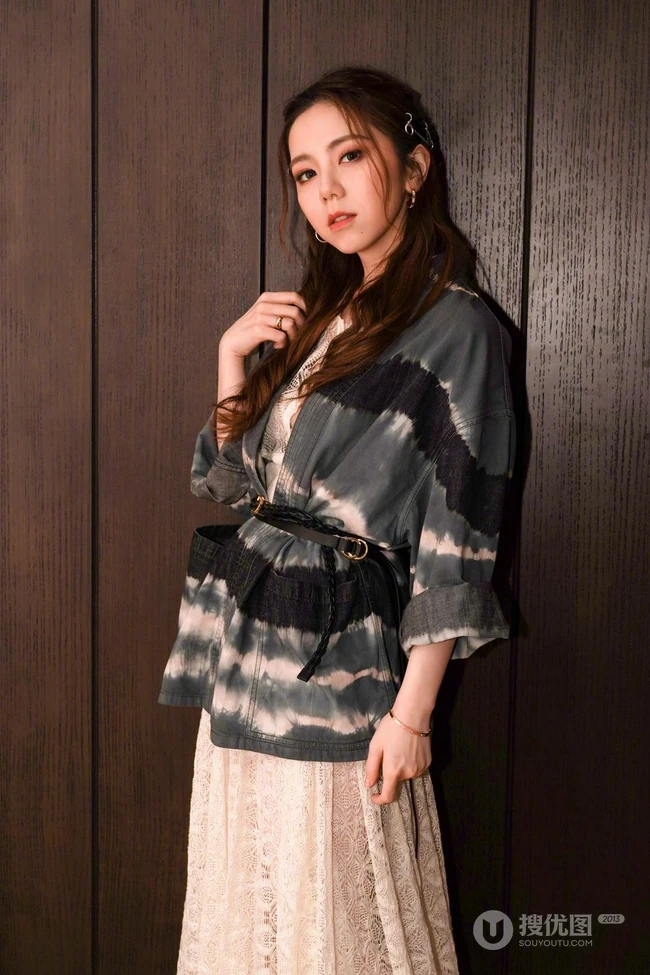 邓紫棋休闲夹克搭配蕾丝白裙可爱文静居家写真照