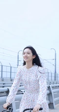 周也小碎花白裙着身海岸边骑车游玩清新可爱写真美照