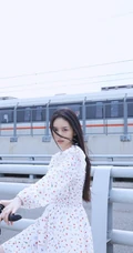 周也小碎花白裙着身海岸边骑车游玩清新可爱写真美照