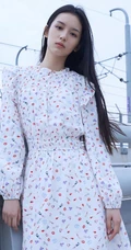 周也小碎花白裙着身海岸边骑车游玩清新可爱写真美照