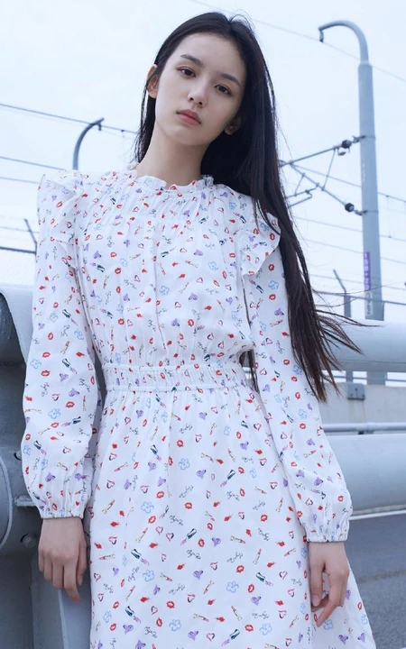 周也小碎花白裙着身海岸边骑车游玩清新可爱写真美照