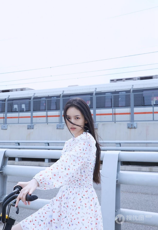 周也小碎花白裙着身海岸边骑车游玩清新可爱写真美照