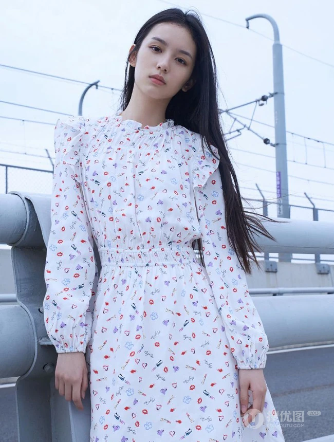 周也小碎花白裙着身海岸边骑车游玩清新可爱写真美照