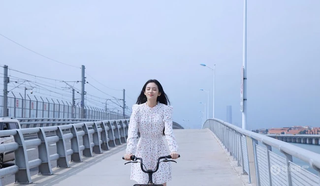 周也小碎花白裙着身海岸边骑车游玩清新可爱写真美照