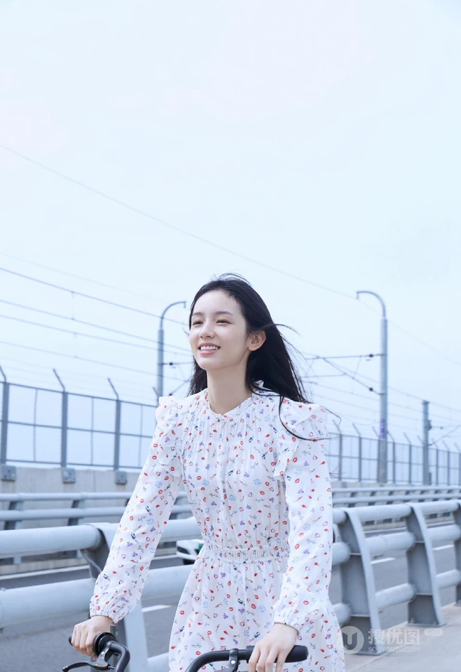 周也小碎花白裙着身海岸边骑车游玩清新可爱写真美照