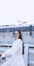 周也小碎花白裙着身海岸边骑车游玩清新可爱写真美照