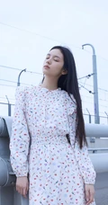 周也小碎花白裙着身海岸边骑车游玩清新可爱写真美照