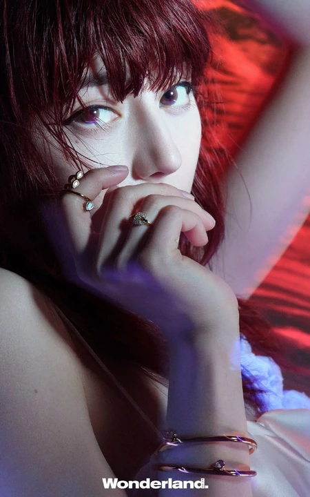 迪丽热巴新视线杂志写真大片，迷幻光影中魅力丛生