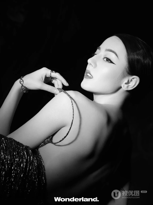 迪丽热巴新视线杂志写真大片，迷幻光影中魅力丛生