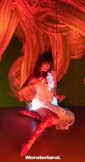 迪丽热巴新视线杂志写真大片，迷幻光影中魅力丛生