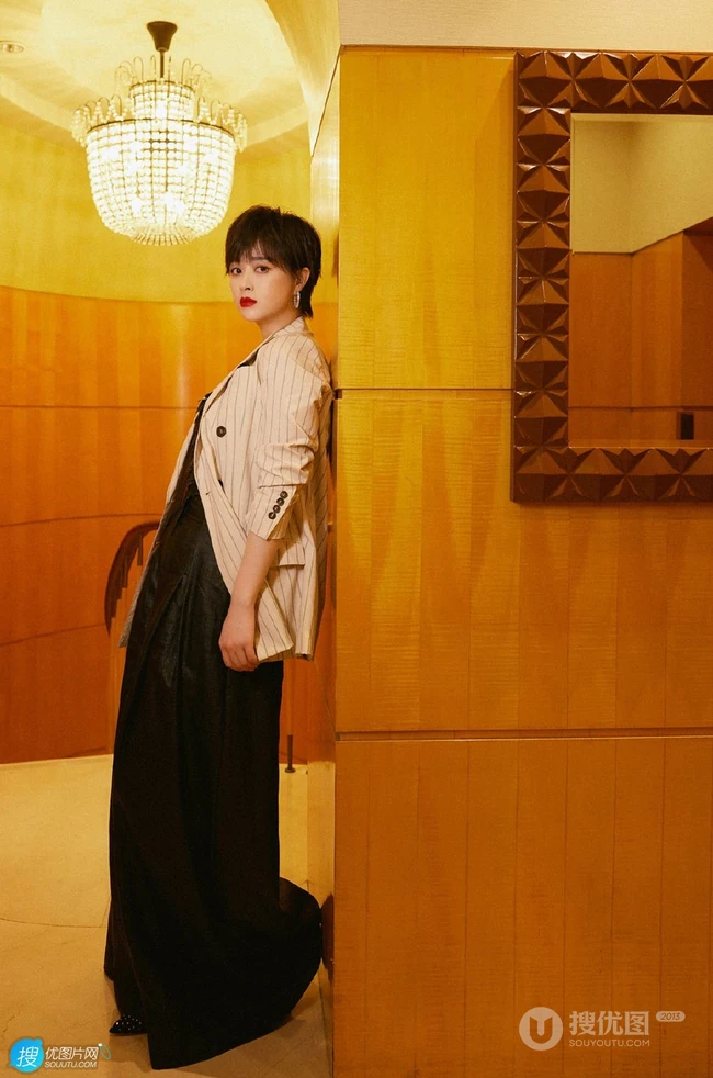 蒋欣清爽利落短发发型气质室内写真美照
