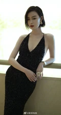 倪妮气质动人黑色V领礼服美照，尽显苗条身材和动人锁骨