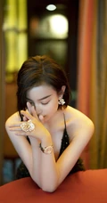 倪妮气质动人黑色V领礼服美照，尽显苗条身材和动人锁骨
