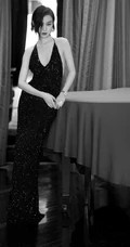 倪妮气质动人黑色V领礼服美照，尽显苗条身材和动人锁骨